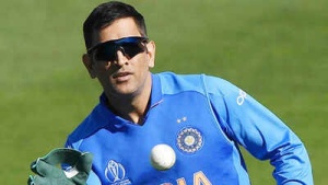 MS Dhoni Mentorship Role: Ex-Cricketer Tiwary Jabs at Captain Cool's Elusive Communication
