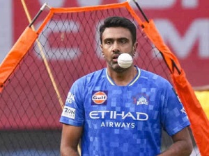 R. Ashwin Set for Historic Big Bash League Stint with Sydney Thunder, Joining Pakistani Star
Hoặc:
Sydney Thunder Sign R. Ashwin in Landmark BBL Deal; Indian Star to Team Up With Shadab Khan