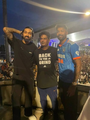 Pandya Brothers' Generosity: Hardik & Krunal Provide ₹80 Lakhs in Financial Support to Childhood Coach
Hoặc (Một lựa chọn khác):
Hardik & Krunal Pandya Show Gratitude: Cricket Stars Gift ₹80 Lakhs to Mentor Jitendra Singh