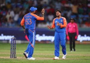 Shubman Gill Injury Scare: India Sweat Over Star Batter's Hand Ahead of Pakistan Showdown