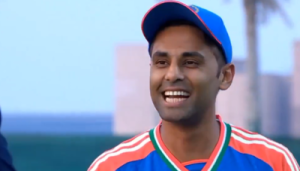 Suryakumar Yadav's Rohit Sharma Moment: India Captain Forgets Team Changes at Asia Cup Toss (Watch)
Hoặc:
Asia Cup Blooper: Suryakumar Yadav Channels Rohit Sharma, Hilariously Forgets India's Playing XI Changes