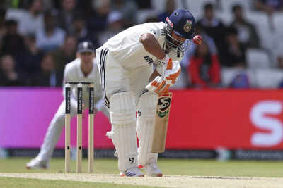 Rishabh Pant celebrates his century against England