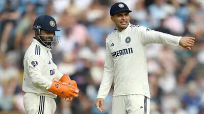 Shubman Gill in discussion with Rishabh Pant.